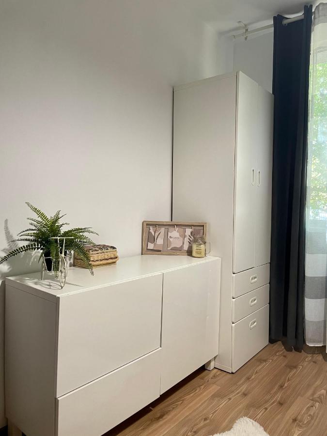 בוקרשט Thias Apartment -Parter, Langa Spitalul Marie Curie מראה חיצוני תמונה