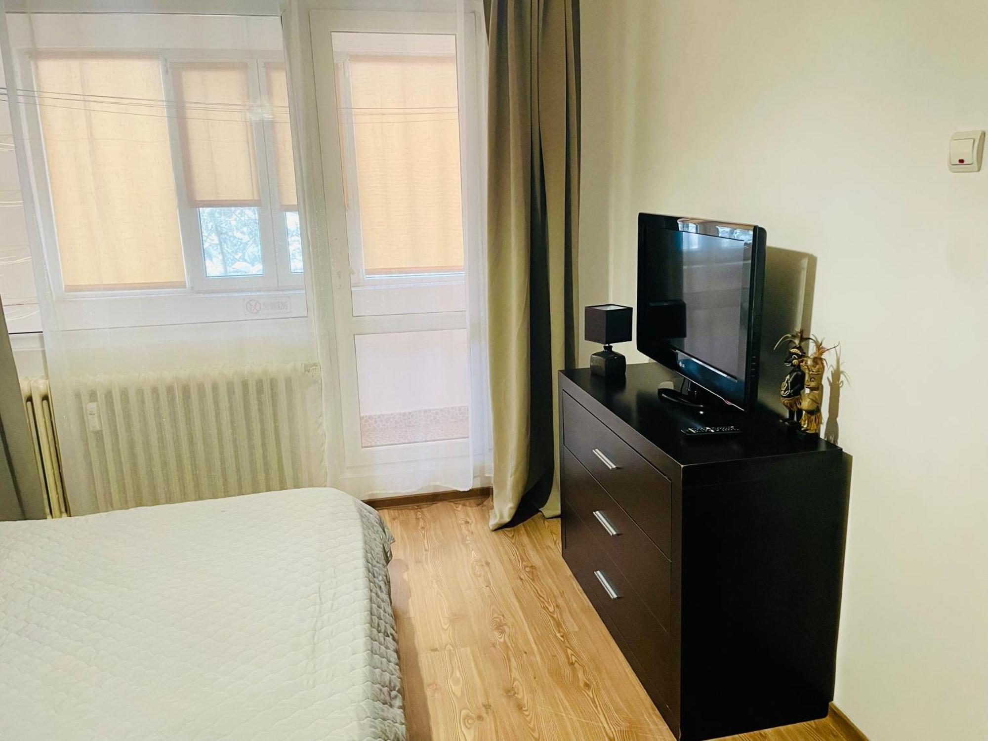 בוקרשט Thias Apartment -Parter, Langa Spitalul Marie Curie מראה חיצוני תמונה